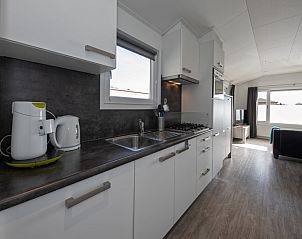 Fully equipped kitchen in Chalet Bregkoog 12, De Koog, Texel, with modern appliances and plenty of work space.