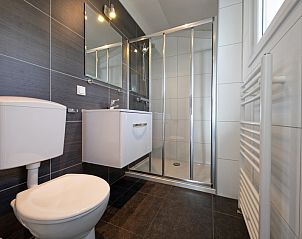 Sleek bathroom in Chalet Bregkoog 12, De Koog, Texel, with a spacious shower and modern amenities.