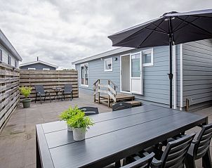 Spacious terrace at Chalet Bregkoog 12, De Koog, Texel with comfortable seating for outdoor dining on the Wadden Islands.