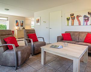 Modernes Wohnzimmer der Villa fr 4 Personen in De Koog, Texel mit bequemen Sitzgelegenheiten, perfekt fr ein Ferienhaus auf den Watteninseln.