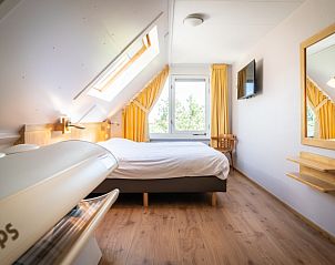 Attraktives Schlafzimmer in einer Villa fr 4 Personen in De Koog, Texel mit Blick auf die Natur, ein ruhiger Ort auf den Watteninseln.