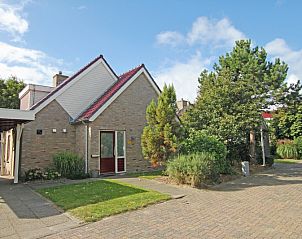 Vorderansicht der Villa 4 Personen, De Koog, Texel mit grner Umgebung, ein charmantes Ferienhaus auf den Watteninseln.