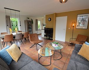 Gerumiges Wohnzimmer mit Essecke im Ferienhaus Stappeland 169, De Koog Texel.