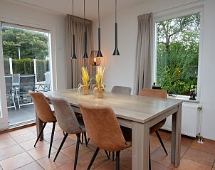 Stilvolle Essecke mit Blick auf die Terrasse im Ferienhaus Stappeland 169, De Koog Texel.