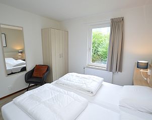 Komfortables Schlafzimmer mit Doppelbett im Ferienhaus Stappeland 169, De Koog Texel.