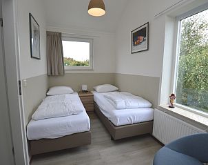 Schlafzimmer mit zwei Einzelbetten im Ferienhaus Stappeland 169, De Koog Texel.