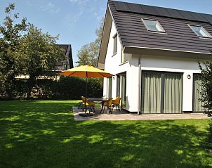 Sonniger Garten mit Sonnenschirm bei 36 - 12 Buntspecht - BLV Kleingartenanlage Nr. 4 Ferienhaus, Texel.