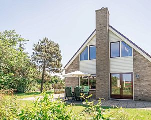 Villa 304 in De Koog, Texel with sunny terrace and green garden, perfect vacation home on the Wadden Islands.