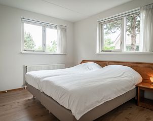 Bedroom in Villa 304, De Koog, Texel with comfortable double bed and lots of natural light.