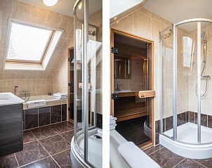 Luxury bathroom in Villa 304, De Koog, Texel with modern shower and bathtub for ultimate relaxation.