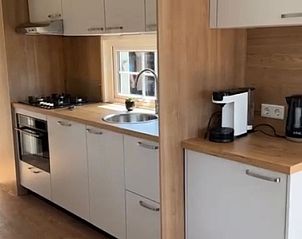 Modern kitchen in Chalet Bregkoog 255, De Koog, Texel with all conveniences for a comfortable vacation on the Wadden Islands.