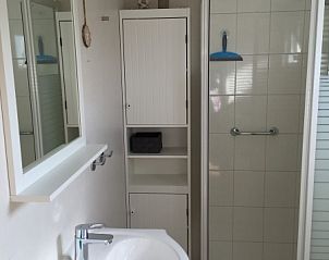 Fresh bathroom in Chalet Bregkoog 255, De Koog, Texel with modern amenities, ideal for a relaxing stay on the Wadden Islands.