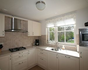 Modern kitchen in Pauwenhof Texel, De Koog with full equipment and garden view.