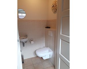 Stylish bathroom in Pauwenhof Texel vacation home in De Koog with modern amenities.