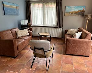 Cozy living room in Landgoed Springtij - Koetshuis 3, vacation home De Koog, Texel with comfortable seating.