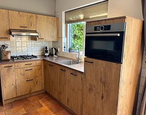 Modern kitchen in Landgoed Springtij - Koetshuis 3, vacation home De Koog, Texel with wooden cabinets and appliances.