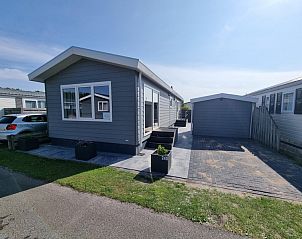 Exterior of Chaletpark Bregkoog - Chalet 240 De Texelse Berg in De Koog, Texel, with spacious driveway and modern look.