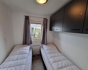 Bedroom with two single beds in Chaletpark Bregkoog - Chalet 240 De Texelse Berg, De Koog, Texel.