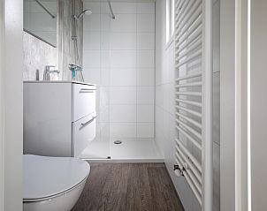 Modern bathroom with shower in Chalet Bregkoog 36, Chaletpark Bregkoog, De Koog, Texel.