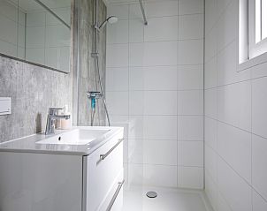 Stylish bathroom with sink in Chalet Bregkoog 36, Chaletpark Bregkoog, De Koog, Texel.