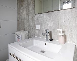 Practical sink in bathroom, Chalet Bregkoog 36, Chaletpark Bregkoog, De Koog, Texel.