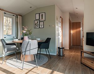 Dining area in Chalet Bregkoog 24, De Koog, Texel, with modern decor and lots of natural light.