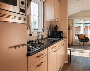 Modern kitchen in Chalet Bregkoog 24, De Koog, Texel, with lots of storage space at Chaletpark Bregkoog.