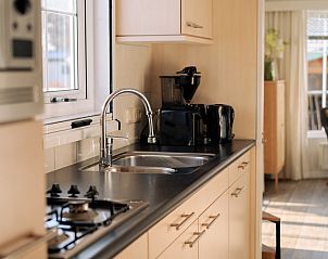 Kitchen with modern appliances in Chalet Bregkoog 24, De Koog, Texel, at Chaletpark Bregkoog.