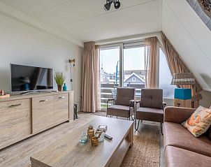 Modernes Wohnzimmer mit TV in Appartement Anna 224, Texel, Waddeninseln.
