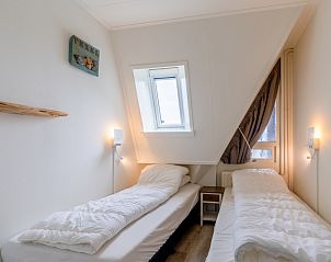 Gemtliches Schlafzimmer mit Dachfenster im Appartement Anna 224, Texel, Watteninseln.