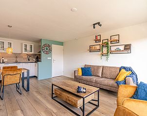Offene Kche und Wohnzimmer im Appartement Anna 220, De Koog, Texel mit Essecke und gemtlicher Atmosphre.