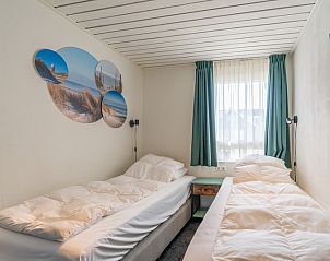 Gemtliches Schlafzimmer im Appartement Anna 220, De Koog, Texel mit zwei Betten und Tageslicht.