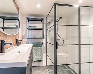 Stilvolles Badezimmer im Appartement Anna 220, De Koog, Texel mit gerumiger Dusche und moderner Ausstattung.