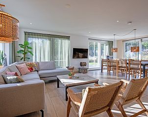 Gemtliches Wohnzimmer von Dennenbries in De Koog, Texel mit viel Licht und bequemen Sitzgelegenheiten.