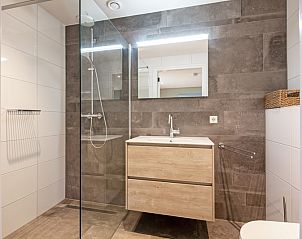 Modernes Badezimmer im Ferienhaus Dennenbries, De Koog, Texel mit Luxusdusche.