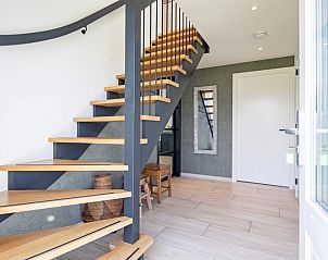 Elegantes Treppenhaus im Ferienhaus Dennenbries, De Koog, Texel mit Zugang zum Obergeschoss.
