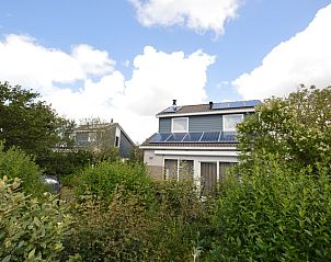 Ferienhaus Stappeland 171 in De Koog, Texel, umgeben von grner Natur auf den Waddeninseln.