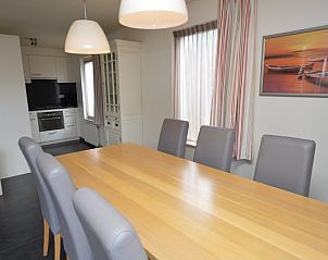 Essecke des Ferienhauses Stappeland 171 in De Koog, Texel mit moderner Kche auf den Watteninseln.