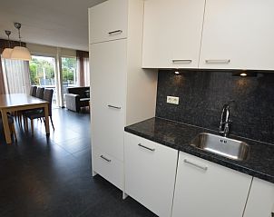 Kche und Essbereich im Ferienhaus Stappeland 171 in De Koog, Texel, mit Zugang zur Terrasse.