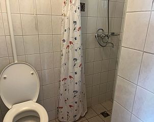 Practical bathroom in Landgoed Springtij - Koetshuis 2, vacation home in De Koog, Texel, with shower and modern facilities.