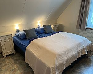 Spacious double bedroom in Landgoed Springtij - Koetshuis 2, vacation home in De Koog, Texel, offers comfort and tranquility.