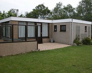 Terrace of Bungalow Oud Vredelust 75 in De Koog, Texel, perfect for outdoor relaxation.