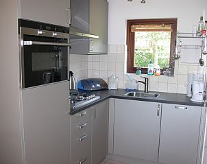 Modern kitchen in Bungalow Oud Vredelust 75, De Koog, Texel, fully equipped.