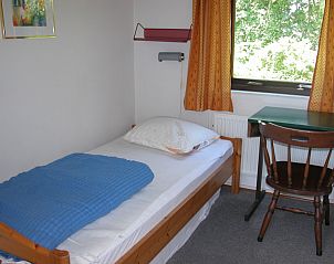 Bedroom with single bed in Bungalow Oud Vredelust 75, De Koog, Texel, with desk.
