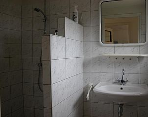 Stylish bathroom in Bungalow Oud Vredelust 75, De Koog, Texel, with modern shower.