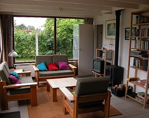 Cozy living room in Bungalow Oud Vredelust 75, De Koog, Texel, with colorful cushions.