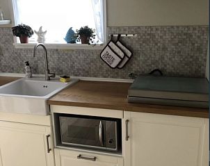 Practical kitchen in vacation home Kamerstraat 39, De Koog, Texel with modern appliances and spacious sink.