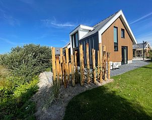 Grner Garten und Holzzaun bei Duinvilla Wellness 5 in De Koog, Texel, Ferienhaus mit Privatsphre und Ruhe.