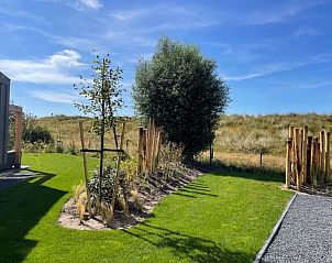 Gerumiger Garten mit Blick auf die Dnen in der Duinvilla Wellness 5 in De Koog, Texel, ideal fr Naturliebhaber.