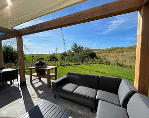 berdachte Terrasse mit gemtlicher Sitzecke in der Duinvilla Wellness 5 in De Koog, Texel, ideal zum Entspannen.